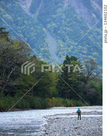 観光名所上高地の梓川の風景と沿岸で散策する観光客の姿 観光名所上高地の梓川の風景と沿岸で散策する観光客の姿 134602102