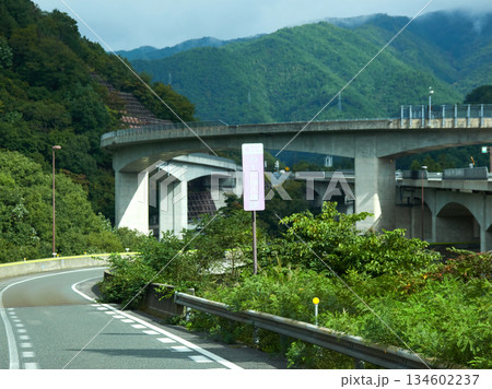 観光名所高山地域の高速道路の風景 観光名所高山地域の高速道路の風景 134602237