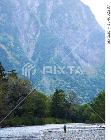 観光名所上高地の梓川の風景と沿岸で散策する観光客の姿 観光名所上高地の梓川の風景と沿岸で散策する観光客の姿 134602287