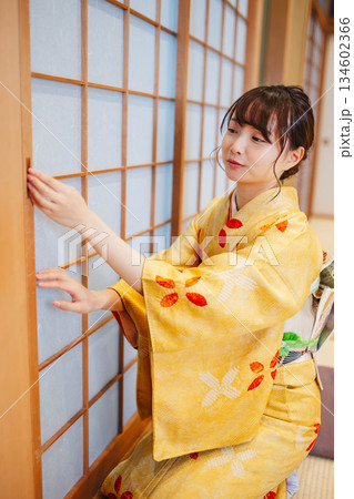 古民家の和室でくつろぐ若く美しい着物女性 古民家の和室でくつろぐ若く美しい着物女性 134602366