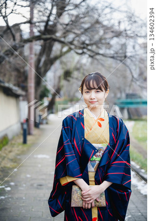 着物を着た女性 134602394