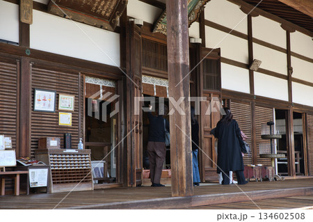 小倉山二尊院 厳かな雰囲気の本堂8 小倉山二尊院 厳かな雰囲気の本堂8 134602508