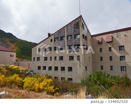 秋の観光名所立山黒部アルペンルートの室堂山頂のホテルの建物の様子 134602520
