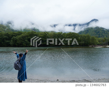 秋の観光名所上高地の大正池にいる観光客の姿 134602763