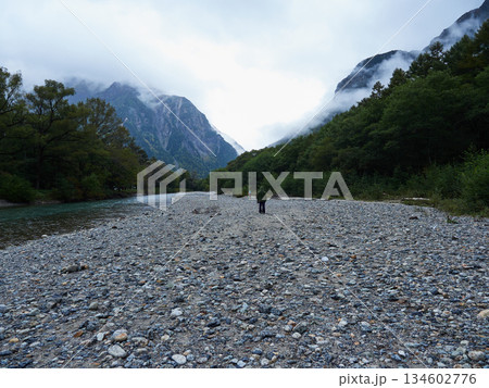 観光名所上高地の梓川の風景と沿岸で散策する観光客の姿 134602776