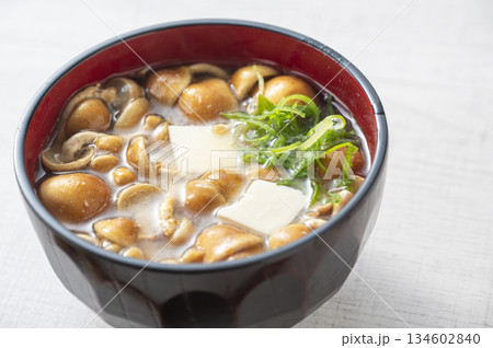 なめこの味噌汁 134602840