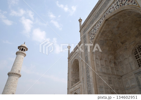 Taj Mahal (Crown of Palaces), an ivory-white marble mausoleum in Agra, Uttar Pradesh, India 134602951