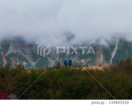 秋の観光名所立山黒部アルペンルートの室堂山頂の風景と登山客の姿 秋の観光名所立山黒部アルペンルートの室堂山頂の風景と登山客の姿 134603529