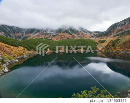 秋の観光名所立山黒部アルペンルートの室堂山頂のみくりが池の風景 秋の観光名所立山黒部アルペンルートの室堂山頂のみくりが池の風景 134603535