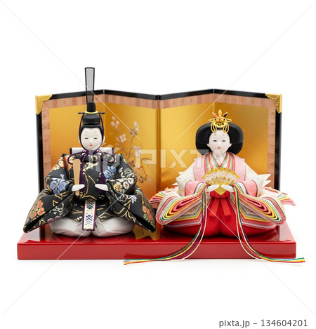 清楚な雰囲気のお雛様とお内裏様 134604201