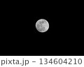 夜空に浮かぶ満月 134604210