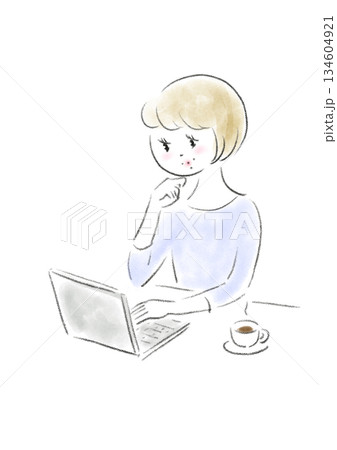 リラックスした様子でノートパソコンを見ている女性の手描きイラスト 134604921