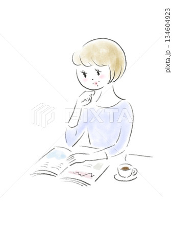 リラックスした様子で雑誌を見ている女性の手描きイラスト 134604923