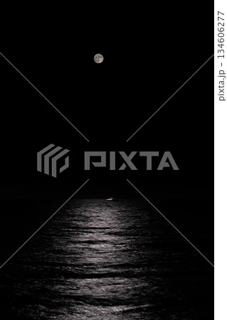 中秋の名月に照らされる船と海 134606277