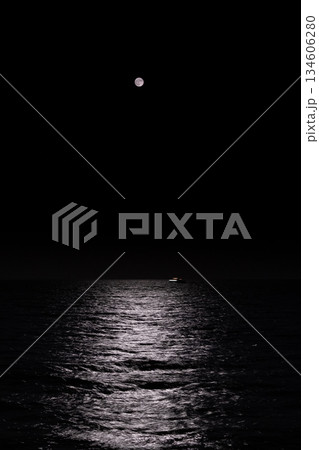 中秋の名月に照らされる船と海 134606280