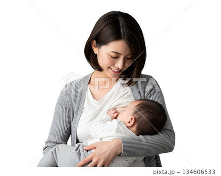 授乳する日本人の母親と赤ちゃん　安心感のある育児イメージ素材（背景透過） 134606533
