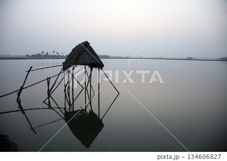 Modest straw hut of Indian fishermen in the Ganges, Sundarbans, West Bengal, India 134606827