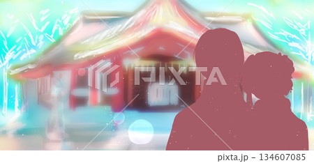 寄り添う着物を着た男女　帽子　襟巻　バストアップ　冬の神社　シルエット 134607085