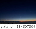 2024年に出現した明るい彗星と金星が見えた西空 134607309