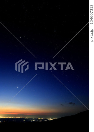 夏の夜明け前のオリオン座と街明かりと三惑星 夏の夜明け前のオリオン座と街明かりと三惑星 134607312
