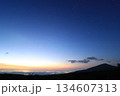 高山から望むオリオン座と夜明け前の景色 134607313
