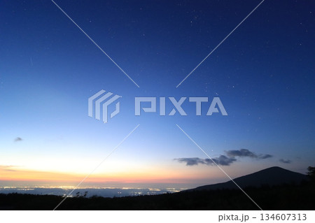 高山から望むオリオン座と夜明け前の景色 134607313