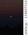 高山から望む紅い日の出 134607314