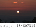 高山から望む眩しい日の出 134607315