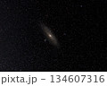 肉眼でも見えるアンドロメダ銀河の全景 134607316