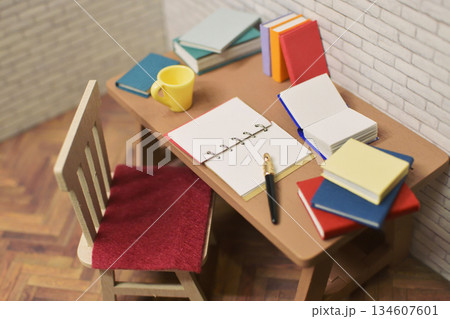開いたノートとペン　勉強中の机　宿題　メモ帳　参考書　本　ミニチュア 134607601
