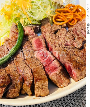 和牛「味彩牛」の美味しいレアステーキ 和牛「味彩牛」の美味しいレアステーキ 134607733