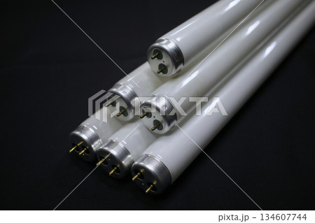 工場に使用する蛍光灯 134607744