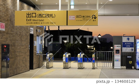 小田急小田急線の世田谷代田駅、西口改札口から見た富士山の夕景 小田急小田急線の世田谷代田駅、西口改札口から見た富士山の夕景 134608129