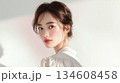 美肌の若くて可愛いアジア女性モデルの美容・ファッションポートレート｜コピースペースと背景あり 134608458