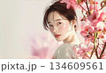 美肌の若くて可愛いアジア女性モデルの美容・ファッションポートレート｜お花の背景 134609561