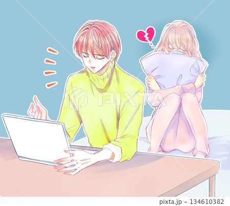 ノートパソコンに向かって笑顔で話している男性と悲し気な女性 134610382