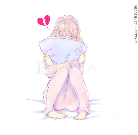 失恋したクッションを抱いた女性 ベッドの上 失恋したクッションを抱いた女性 ベッドの上 134610386
