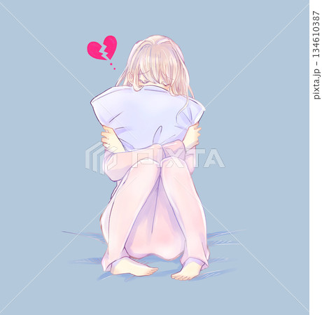 失恋したクッションを抱いた女性　ベッドの上 134610387