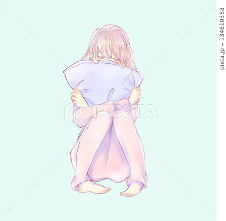 不安な雰囲気のクッションを抱いた女性 134610388
