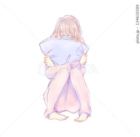 不安な雰囲気のクッションを抱いた女性 不安な雰囲気のクッションを抱いた女性 134610389