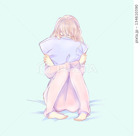 不安な雰囲気のクッションを抱いた女性　ベッドの上 134610390