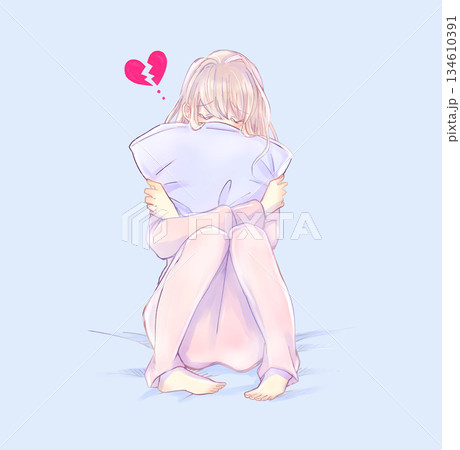 失恋したクッションを抱いた女性　ベッドの上 134610391