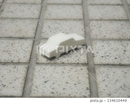 タイル地面に置かれたミニチュアカーの俯瞰イメージ 134610449