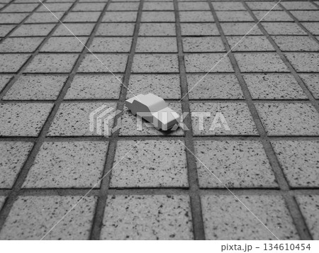 タイル地面に置かれたミニチュアカーの俯瞰イメージ 134610454