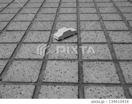 タイル地面に置かれたミニチュアカーの俯瞰イメージ タイル地面に置かれたミニチュアカーの俯瞰イメージ 134610458