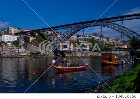 ドーロ川 ドン・ルイス1世橋  ポルトの風景 134610550