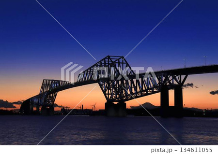 夕焼けの橋。快晴の中、マジックアワーの東京ゲートブリッジ 134611055