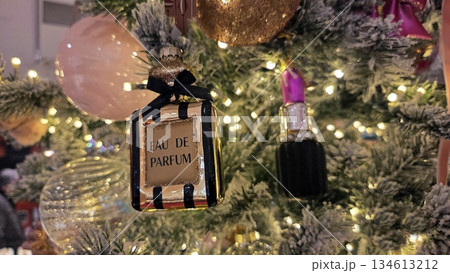 Festive christmas tree with ornament perfume bottle and lipstick decoration. Horizontal banner. Copy space. For cosmetic shop, perfumery store, beauty salon. Free space for text 134613212