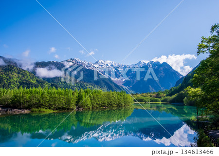 上高地の絶景「大正池と穂高連峰」《長野県 松本市》 134613466