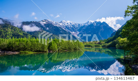 上高地の絶景「大正池と穂高連峰」《長野県 松本市》 上高地の絶景「大正池と穂高連峰」《長野県 松本市》 134613467